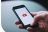 Afbeelding: hand die telefoon vasthoudt waarop Youtube wordt geopend